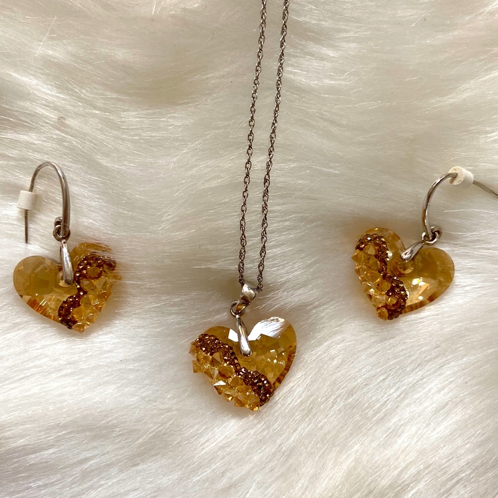 Beautiful sparkly necklace and earring set